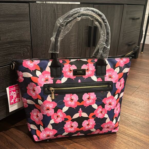 Trina Turk Handbags - Trina Turk NWT double handed print Tote W/detachable long Strap with top zipper.